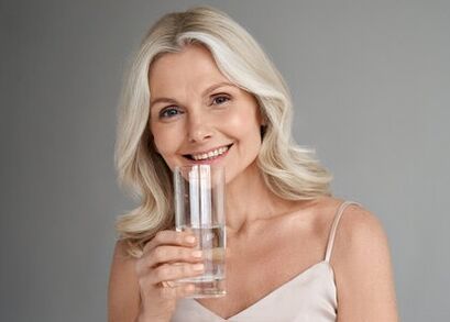 ZXCVBNQWERT -Kapseln haben in sauberem Wasser verdünnt